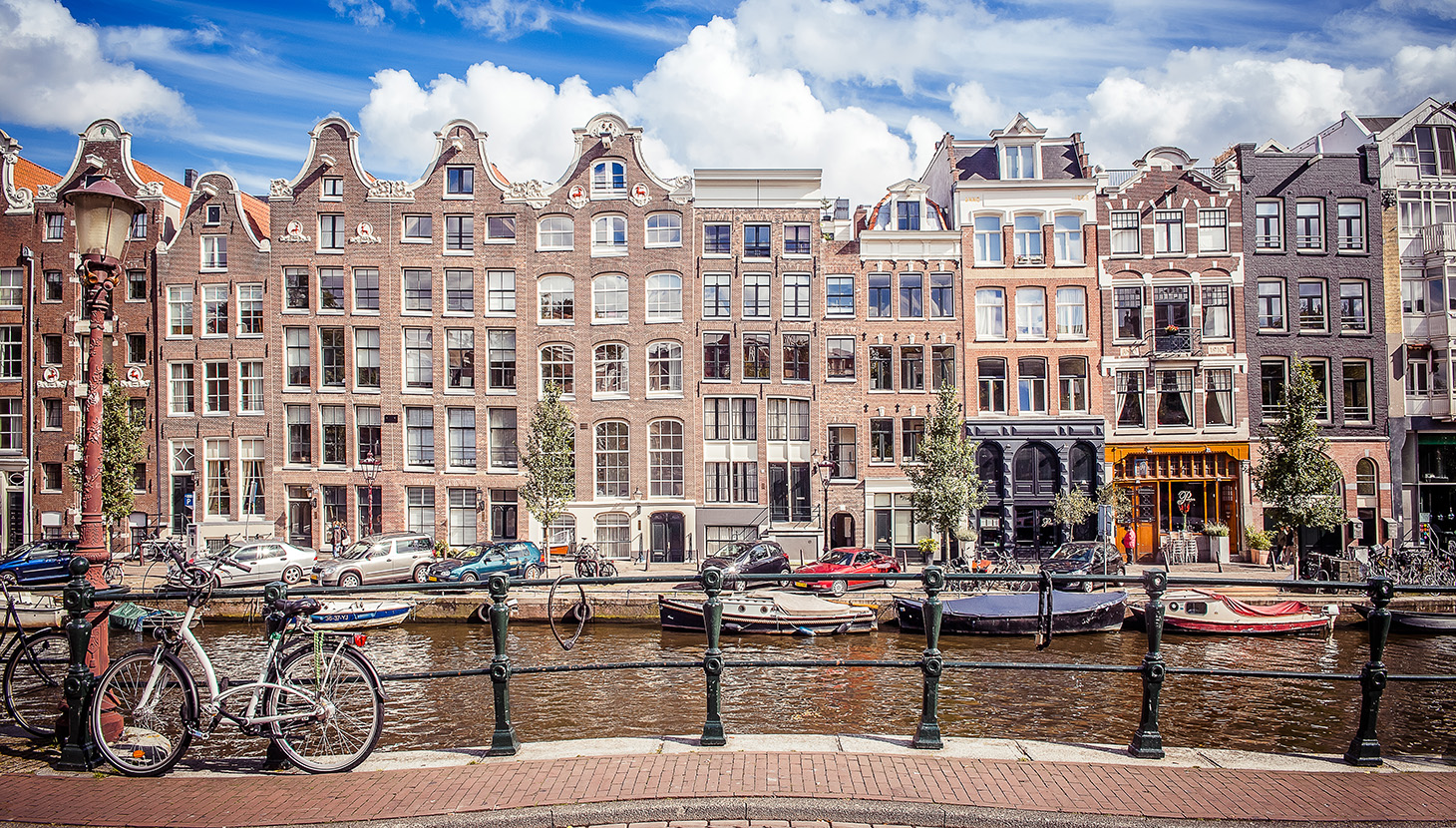 Amsterdam housing ph. Andrés Nieto Porras via Flickr